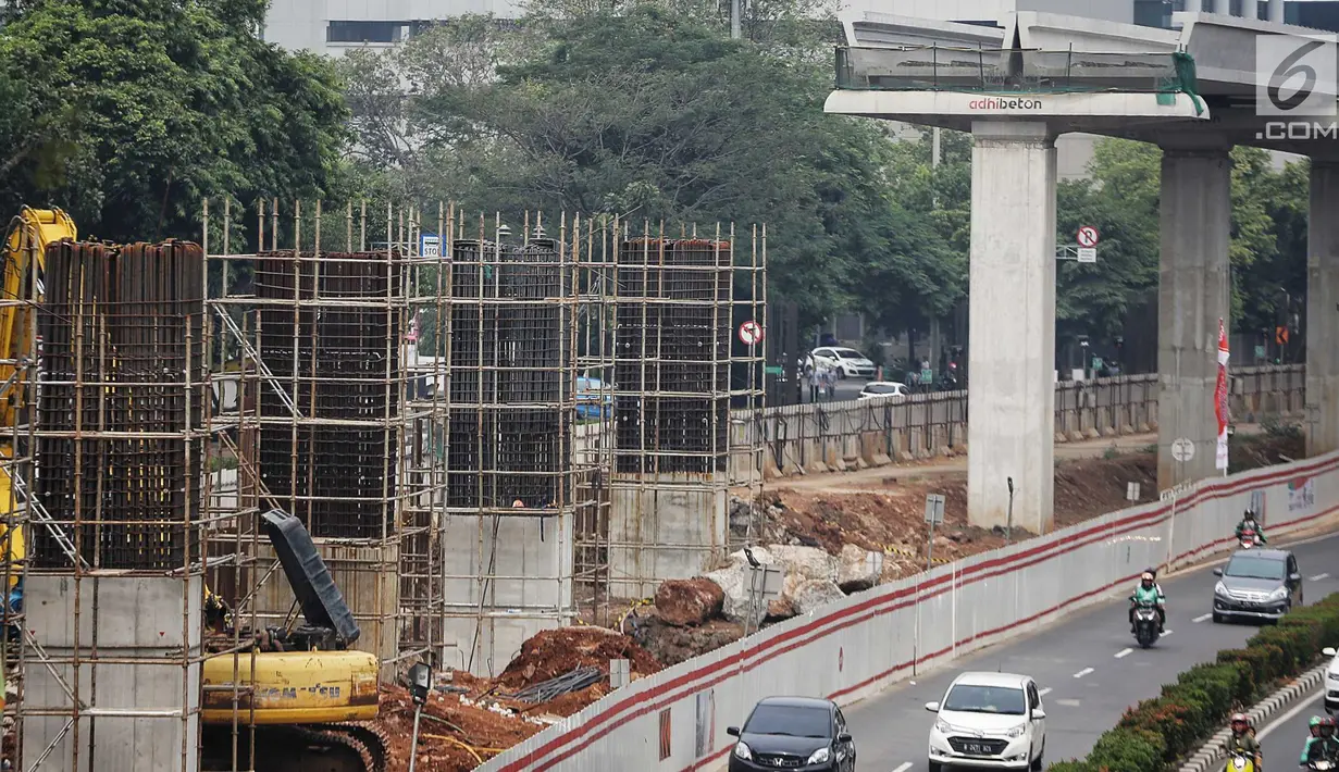 Suasana proyek LRT di Jl Rasuna Said, Jakarta, Rabu (1/8). Kereta ringan Jabodebek ditargetkan beroperasi pada Mei 2019 yang bakal melintasi tiga rute atau lintasan belum dapat dipakai saat perhelatan akbar Asian Games. (Liputan6.com/Faizal Fanani)