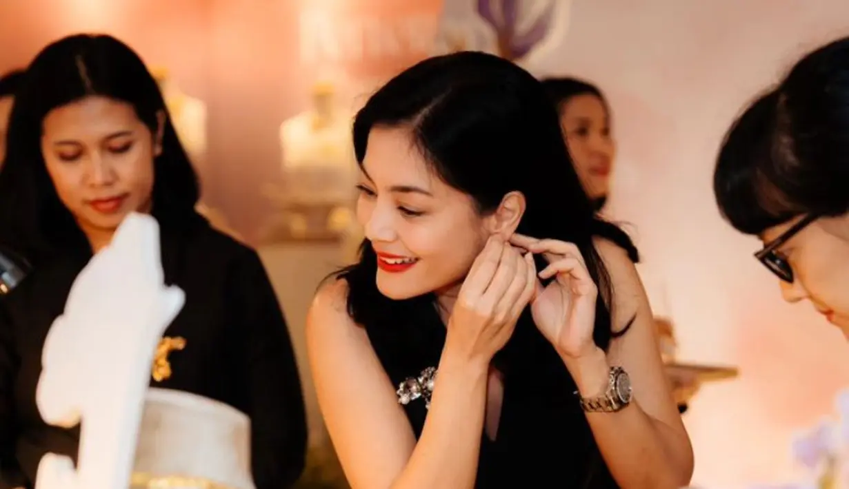 Ia tampil dengan riasan fresh mengenakan lipstik merah dengan rambut hitamnya yang terurai. [@lutob]