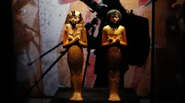 Patung Shabti atau pemakaman agama Mesir kuno dihadirkan dalam pameran tentang harta karun Firaun Tutankhamun di Grande Halle of La Villette, Paris, Prancis, Kamis (21/3). (AP Photo/Francois Mori)