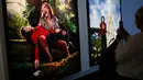 Pengunjung melihat lukisan "American Jesus" dan "The Beatification" (2009) karya seniman Amerika, David LaChapelle dalam pameran Michael Jackson: On The Wall di museum Grand Palais, Paris, Rabu (21/11). (AP/Francois Mori)