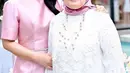 Titi Kamal yang mengenakan dress pink satin berfoto bersama ibundanya yang mengenakan baju putih kerudung pink. [@titi_kamall]