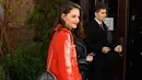 Tas Chanel 19 Flap telah menjadi favorit Katie Holmes. Ia pernah terlihat makan siang mengenakan jaket merah dari Chanel, kaus putih, dan sepatu dari Jimmy Choo. Foto: Vogue.