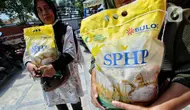 Sebagai upaya menekan kenaikan harga beras, pemerintah telah menugaskan Perum Bulog untuk  menyalurkan beras SPHP dengan harga jual sesuai Harga Eceran Tertinggi (HET) di tingkat  konsumen. (Liputan6.com/Angga Yuniar)