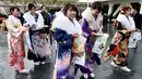 Sejumlah gadis Jepang berkumpul di salah satu taman hiburan merayakan Coming of Age Day, Senin (9/1).  Perayaan ini untuk menyambut datangnya kedewasaan bagi muda-mudi Jepang yang mulai menginjak usia 20 tahun. (AFP Photo/ TORU YAMANAKA)