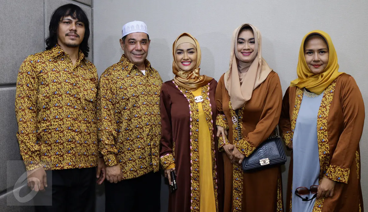 Julia Perez (Jupe) berfoto bersama dengan kedua orangtuanya dan Ria Irawan beserta sang suami di kawasan Bandara Seokarno Hatta, Tangerang, Senin (2/1). Meski masih sakit, Jupe memutuskan pergi umrah ke Tanah Suci Mekkah. (Liputan6.com/Herman Zakharia)