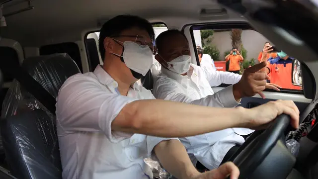 Kepala BNPB Ganip Warsito (kanan) didampingi CEO Asuransi Astra Rudy Chen (kiri) saat sedang mencoba Daihatsu GranMax Ambulance