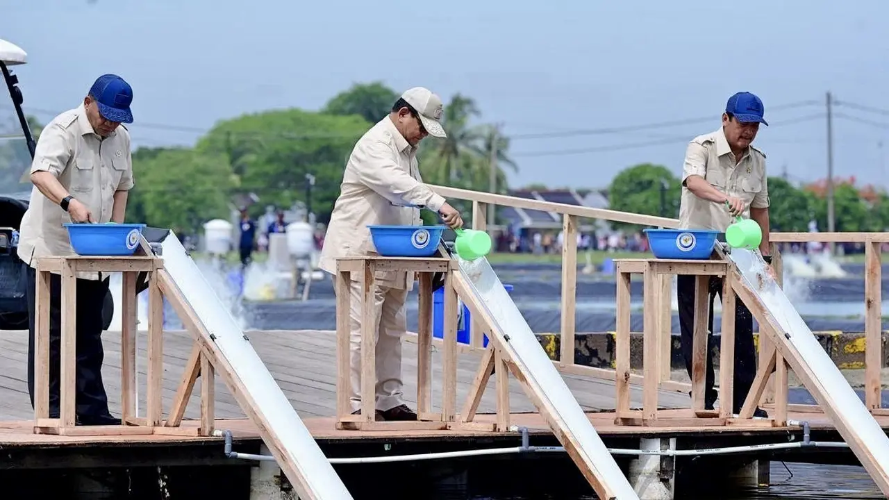 Presiden Prabowo Subianto mengunjungi Kawasan Balai Layanan Usaha Produksi Perikanan Budi Daya (BLUPPB), Kabupaten Karawang.