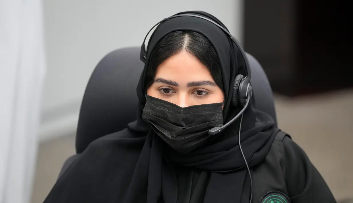 Polisi wanita Arab Saudi Samah Mohammed menerima telepon di Pusat Operasi Keamanan Nasional Arab Saudi menjelang ibadah haji di Mekkah, Arab Saudi, 4 Juli 2022. (AP Photo/Amr Nabil)