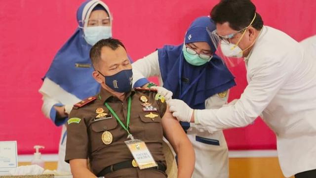 Wakil Kepala Kejati Riau Daru disuntik vaksin Covid-19 setelah Danrem Wira Bima.