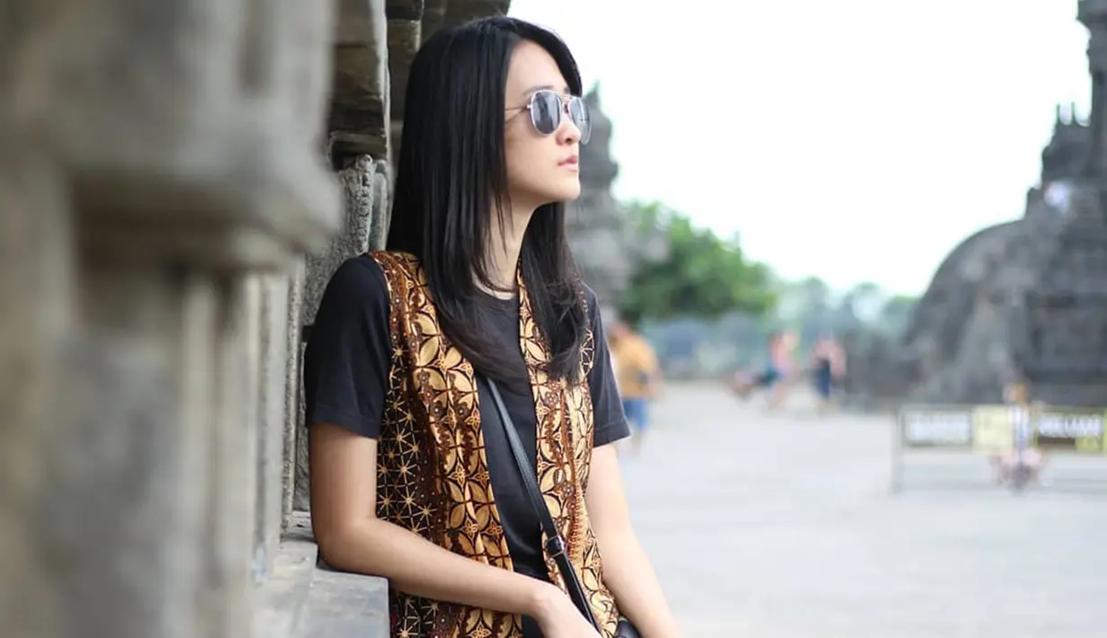 Vivian Tania merupakan finalis Miss Indonesia 2017. Ia adalah perwakilan dari daerah Jawa Timur. Gadis cantik ini terjun ke dunia modeling sejak kelas 3 SMP, bermula mengikuti ekstrakulikuler modelling disekolahnya. (Liputan6.com/IG/@viviantaniaa)