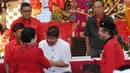 Tjokorda Oka Arthadan (tengah) menjabat tangan Ketua Umum PDIP, Megawati Soekarno Putri usai menerima surat rekomendasi di Jakarta, Sabtu (11/11). (Liputan6.com/Helmi Fithriansyah)