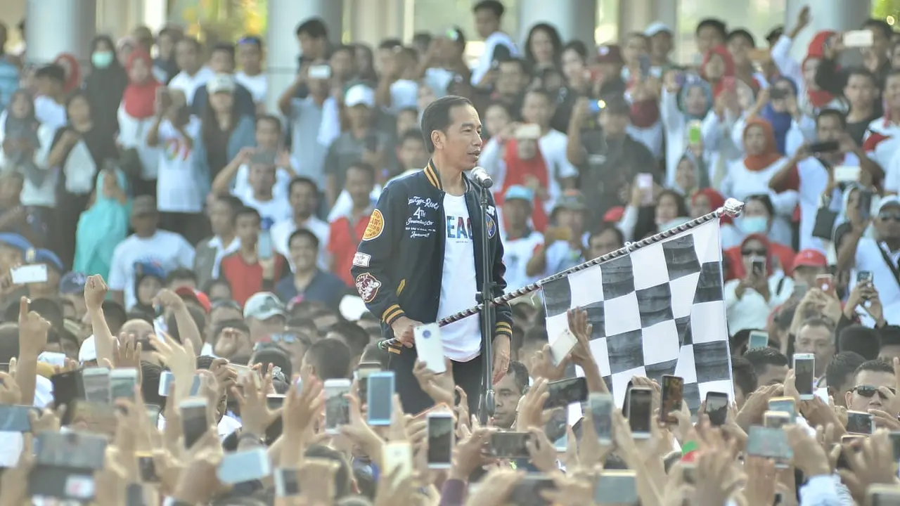Capres nomor urut 01 Joko Widodo atau Jokowi ditemani Iriana membuka gerak jalan sehat di Lapangan MTQ Kota Kendari Sulawesi Tenggara, Sabtu (2/3/2019) pagi.
