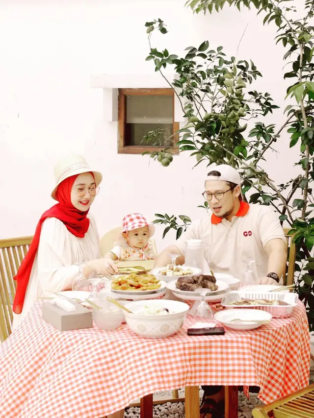 Momen Dian Pelangi dan Keluarga Piknik Di Rumah, Rayakan Ultah Suami. (Sumber: Instagram/dianpelangi)