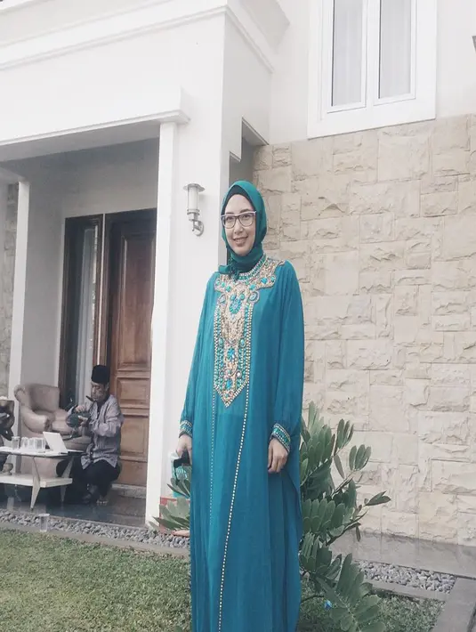 Kelahiran Surabaya, Natly sudah aktif di dunia entertainment sejak tahun 2010. Ini foto yang Natly unggah dengan caption "edisi lebaran" di akun Instagram miliknya. (Liputan6.com/Instagram/@natly88)