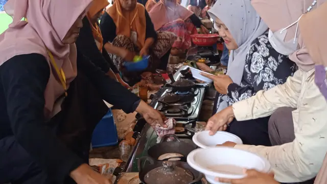 Pengunjung menunggu antrian untuk mencicipi apam yang dibakar salah satu peserta Festival Tet Apam Se-Kota Banda Aceh, Sabtu (5/3/2022)