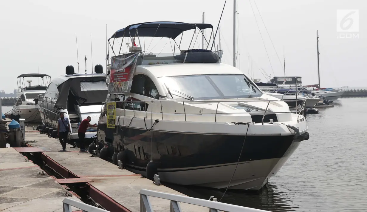 Petugas Dirtidpid Bareskrim Polri memeriksa kapal pesiar Karenliner di Pelabuhan Kapal Pesiar Batavia Marina, Jakarta, Selasa (11/6/2019). Dirtidpid Narkoba Bareskrim Polri mengungkap penyelundupan 37 kg sabu asal Malaysia sabu dengan menggunakan kapal pesiar. (Liputan6.com/Helmi Fithriansyah)