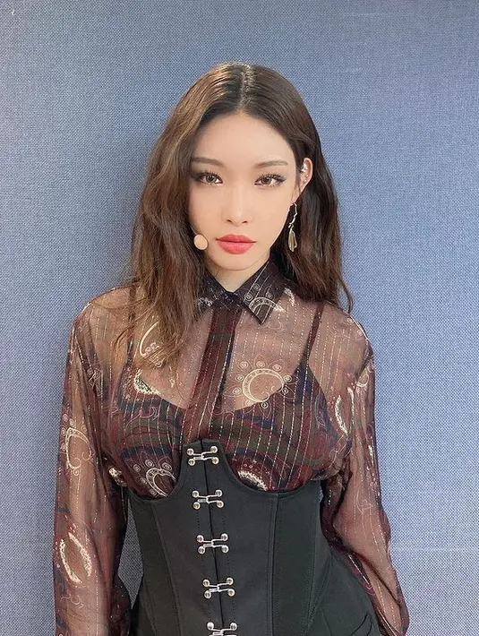 Penyanyi Chungha telah dinyatakan positif COVID-19 pada 7 Desember. Dirinya secara sukarela menjalani tes setelah mendengar kabar bahwa ia salah satu orang yang kontak langsung dengannya terkonfirmasi mengidap virus tersebut. (Instagram/chungha_official)
