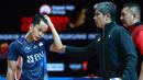 Ekspresi kekecewaan dari tunggal putra Indonesia, Anthony Ginting, setelah ditaklukkan wakil Denmark, Viktor Axelsen, pada laga final Indonesia Open 2023 di Istora Gelora Bung Karno, Jakarta, Minggu (18/6/2023). (Bola.com/M Iqbal Ichsan)