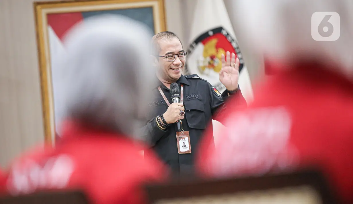 Ketua Komisi Pemilihan Umum (KPU), Hasyim Asy'ari memberi sambutan saat menerima pendaftaran Partai Solidaritas Indonesia (PSI)sebagai Partai Politik Calon Peserta Pemilu 2024 di Gedung KPU, Jakarta, Rabu (10/8/2022). Diketahui, pendaftaran partai politik (parpol) untuk Pemilu 2024 sudah dimulai sejak awal Agustus lalu. (Liputan6.com/Faizal Fanani)