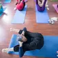 Dua dekade terakhir ini yoga mulai mendapatkan popularitasnya di seluruh dunia sebagai bentuk latihan yang mempromosikan kesehatan mental.