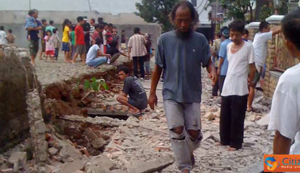 Citizen6, Depok: Runtuhnya tembok tersebut mengakibatkan pengguna jalan terluka. (Pengirim: Dyah Sukmawati)