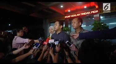 Penyidik Ditreskrimsus Polda Metro Jaya tidak menahan tersangka kasus dugaan pornografi, Firza Husein alias FH. Kepastian ini dikeluarkan setelah Firza diperiksa sebagai tersangka selama hampir 24 jam