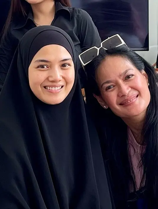 Perbedaan usia antara Donna dan Herfiza tidak terlihat jelas karena Donna terlihat awet muda sehingga terlihat seumuran dengan Herfiza. Selain itu, kedekatan mereka selalu terlihat ketika berada bersama. Meskipun hubungan mereka seharusnya sebagai mertua dan menantu, tidak ada kesan canggung di antara keduanya. Sebaliknya, mereka selalu terlihat kompak dan harmonis setiap kali menghabiskan waktu bersama-sama. (Liputan6.com/IG/@donnaharunofficial).