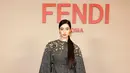 <p>Kekasih Jefri Nichol, Ameera Khan, jadi salah satu tamu undangan yang hadiri Milan Fashion Week. Ia hadir untuk menyaksikan koleksi Fendi Spring/Summer 2026 [@littlemisskhan]</p>