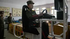 Siswa berlatih mengendarai simulator kendaraan militer di Sekolah Revolusioner Mangyongdae, 10 April 2018. Didirikan oleh pendiri Korea Utara, Kim Il Sung untuk mendidik anak-anak yatim piatu yang orangtuanya terbunuh dalam perang Jepang. (ED JONES/AFP)