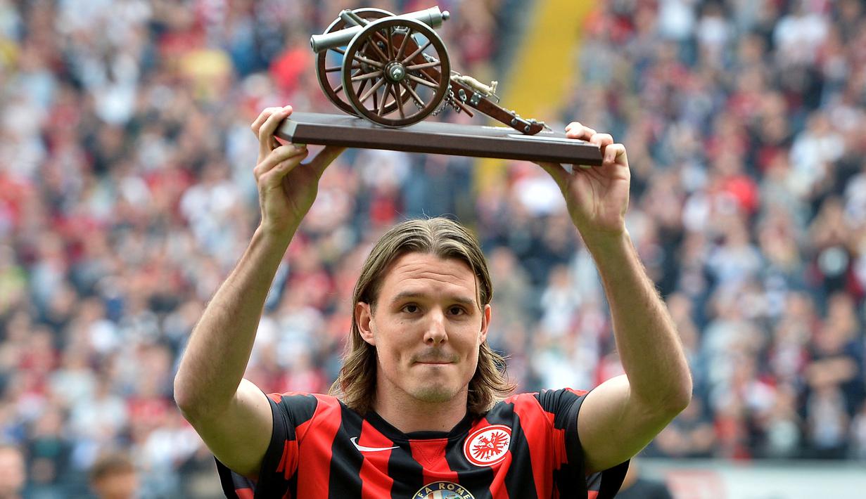 Alexander Meier. Striker yang pensiun pada 2020 bersama Western Sidney di A-League pernah dua kali menjadi top skor di Liga Jerman bersama Eintracht Frankfurt. Pertama pada 2011/2012 di Bundesliga 2 dan 2014/2015 di Bundesliga. Namun tak sekalipun gelar Liga Jerman diraihnya. (AFP/Torsten Silz)