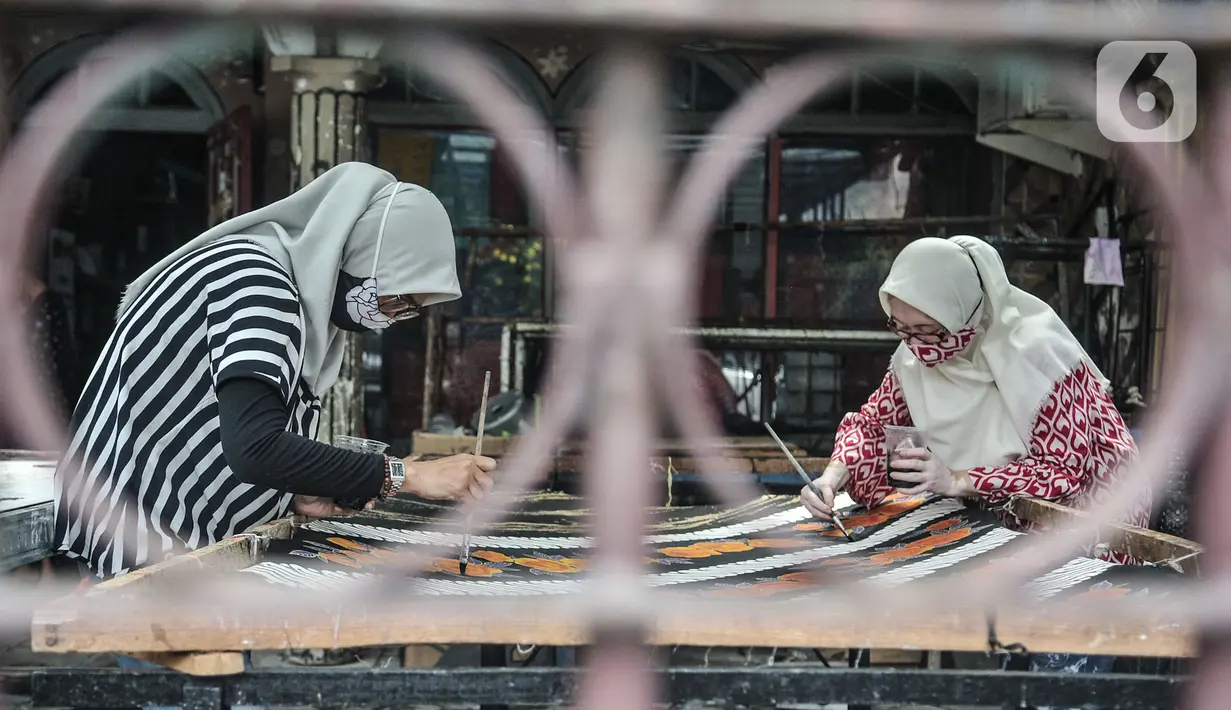 Pembatik disabilitas menyelesaikan karyanya di Rumah Batik Palbatu, Jakarta, Kamis (3/12/2020). Penyandang disabilitas dipercaya membuat kain batik sebagai upaya memberi kesempatan berkiprah dan berkarya dalam melestarikan budaya meski dalam keterbatasan. (merdeka.com/Iqbal S. Nugroho)