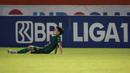 Ekspresi kecewa pemain Persebaya Surabaya, Taisei Marukawa usai laga pekan ke-8 BRI Liga 1 2021/2022 melawan Persela Lamongan di Stadion Maguwoharjo, Sleman, Kamis (21/10/2021). (Bola.com/Bagaskara Lazuardi)