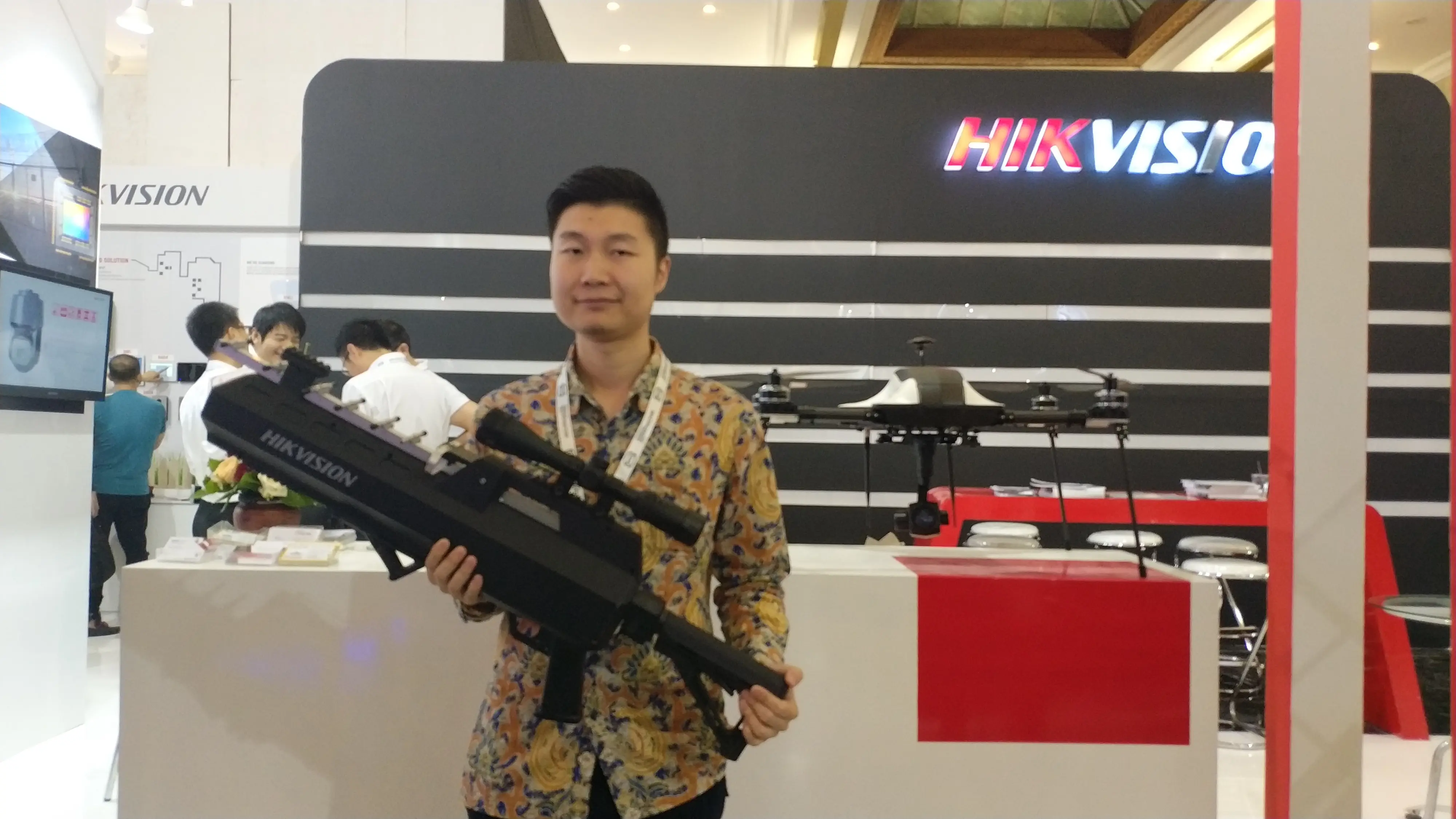 	Sales Manager Hikvision Indonesia Michael Chan dan antri drone Hikvision (Liputan6.com/ Agustin Setyo W)