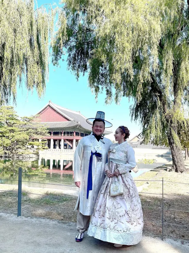 Tampil Mesra, Ini 6 Potret Femmy Permatasari Liburan Ke Korea Bareng Suami
