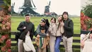 Kebersamaan Gading dan Gisel bareng sahabatnya ini banjir pujian. Foto candid Medina sedang memerhatikan Gempi dan memeluk anak Mikaila Patritz ini membuktikan bahwa bintang sinetron Magic 5 ini sayang dengan anak kecil. Diketahui, dari pernikahan sebelumnya dengan Prasetyo Wicaksono tahun 2016 lalu, Medina Dina belum dikaruniai buah hati. (Liputan6.com/IG/gisel_la)