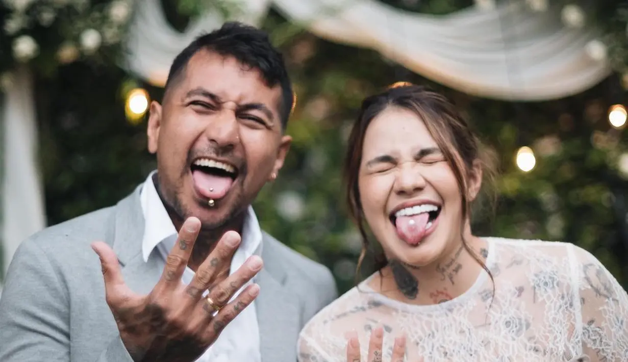 Pebasket 39 tahun ini menikah setelah pacaran lama dengan istrinya yang berdarah Indonesia-Italia. [Instagram @lorianapurwanto]