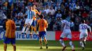 Pemain Malaga, Charles Dias de Oliveira (kiri atas) berebut bola dengan pemain Barcelona, Thomas Vermaelen, dalam laga La Liga Spanyol di Stadion La Rosaleda, Malaga, Sabtu (23/1/2016). (AFP/Jorge Guerrero)