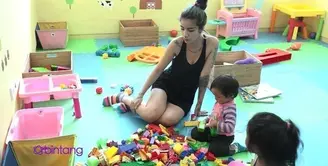 Sheila Marcia sangat menikmati pertumbuhan anak-anaknya. Dengan demikian, ia selalu memposting apapun tingkah lucu ketiga anaknya ke sosial medianya.