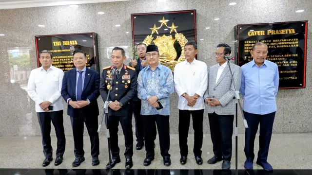 Kapolri Jenderal Listyo Sigit Prabowo bersama Komisi Percepatan Reformasi Polri (Liputan6.com/Nanda Perdana Putra)