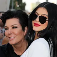 Demi kehamilan Kylie Jenner, Kris Jenner memaksa anaknya makan pasta. (DAVID BUCHAN / GETTY IMAGES NORTH AMERICA / AFP)