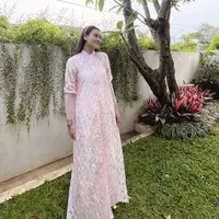 Ia juga tampil dibalut dress panjang berkancing warna pink. Ia tampil manis mengenakan bondu warna serasi. [@aaliyah.massaid]