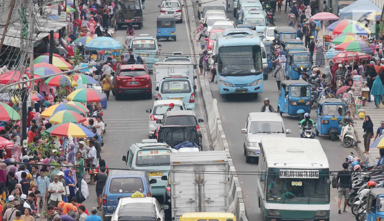 Pengguna jalan melintas diantara Pedagang Kaki Lima (PKL) yang berdagang di atas trotoar kawasan Tanah Abang, Jakarta, Rabu (1/11). Selain hak pejalan kaki yang dirampas, lalu lintas di sekitar lokasi juga sering macet. (Liputan6.com/Angga Yuniar)
