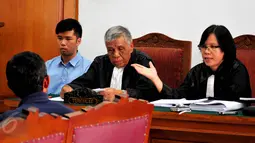 Penasehat hukum Christopher Daniel bertanya kepada saksi saat menjalani sidang lanjutan kasus kecelakaan maut di Arteri Pondok Indah, Pengadilan Negeri (PN) Jakarta Selatan, Kamis(28/5/2015). (Liputan6.com/Yoppy Renato)