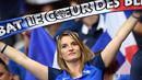 Si cantik dari Prancis ini mendukung tim tuan rumah dalam laga pembuka di Stade de France, Saint-Denis, (10/6/2016). (AFP/Franck Fife)