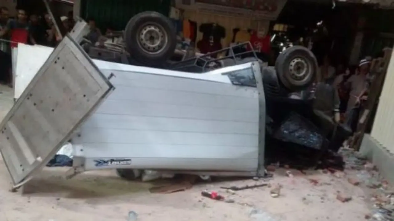 20160119-kecelakaan cipulir-jakarta-mobil boks jatuh
