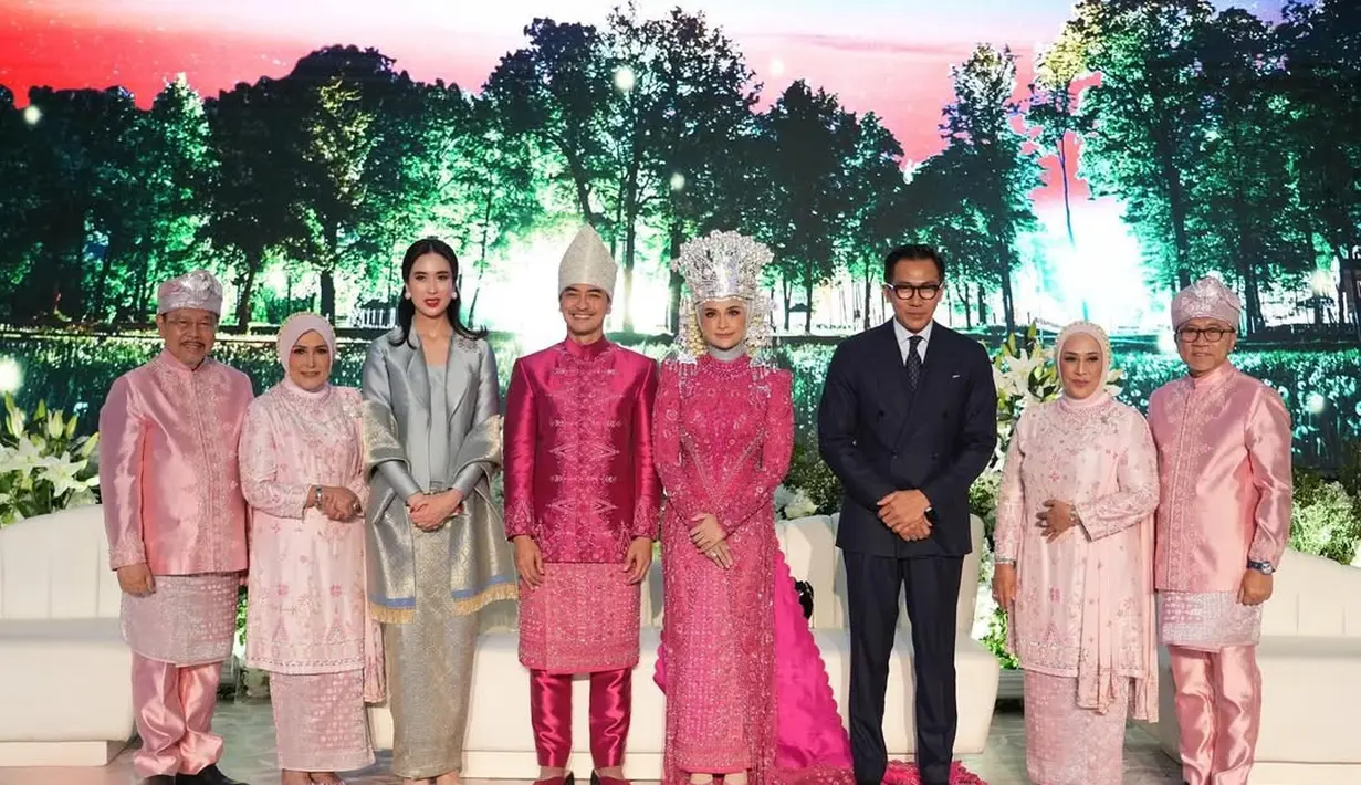 Tampilan elegan ibu Menpar Widi Wardhana yang mengenakan kebaya kutubaru glossy warna biru teal yang segar. [@widi.wardhana].