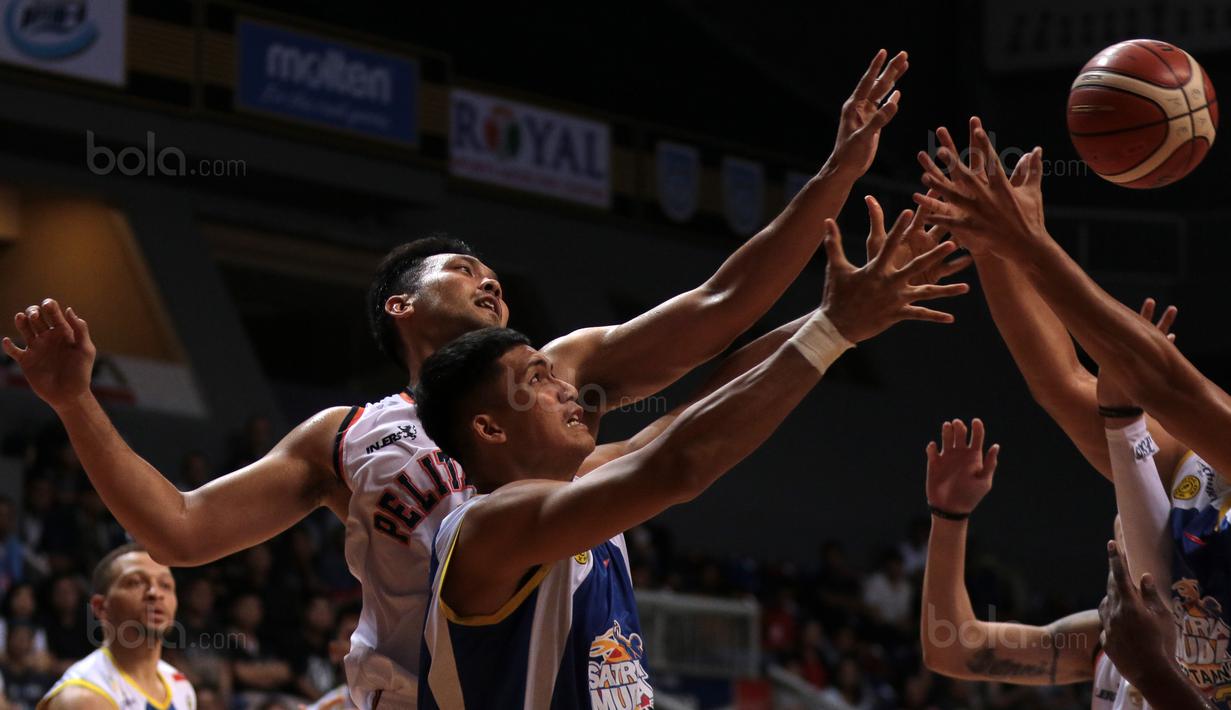 Pemain Pelita Jaya, Ponsianus Indrawan (kiri) berebut bola dengan pemain Satria Muda, Kevin Sitorus pada laga Perbasi Cup 2017 di Sports Mall, Kelapa Gading, Jakarta, (10/11/2017). Pelita Jaya menang 82-77.  (Bola.com/Nick Hanoatubun)