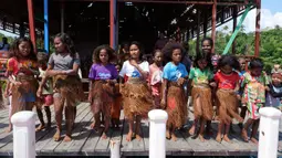 Anak-anak latihan tari di rumah seni Sawinggrai, Raja Ampat, Papua Barat, Jumat (22/11/2019). Pembangunan rumah seni ini sebagai dukungan terhadap pelestarian seni dan budaya masyarakat setempat yang menjadi bagian dari potensi objek wisata unggul di Raja Ampat. (Liputan6.com/Herman Zakharia)