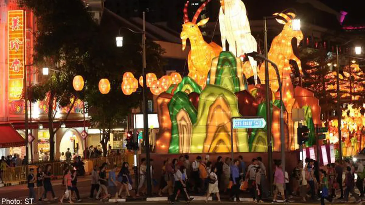 Diskon Besar & 338 Lentera Kambing Kayu Warnai Imlek di Singapura