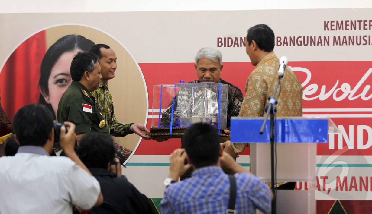 Sugihartatmo mendapatkan cinderamata dari Gubernur Bangka Belitung Rustam Effendi saat acara Diklat Revolusi Mental di Kantor Kemenko PMK, Jakarta, Kamis (30/4/2015). (Liputan6.com/Helmi Afandi)